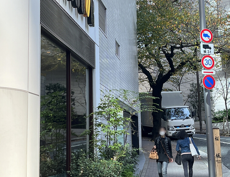 5.Walk straight past the Doutor Coffee shop and turn left at the corner of the building onto Sakurazaka Slope. Walk a short distance up the slope.